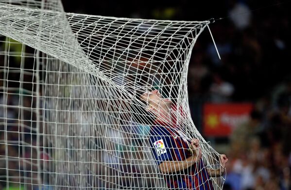 Lionel comenzó su carrera futbolística de niño en un equipo de la ciudad de Rosario. Luego se trasladó con sus padres a España y a los 13 años entró en el equipo juvenil del FC Barcelona. A los 16 años, el futbolista salió por primera vez al campo de juego como miembro de la plantilla principal del Barcelona en un partido amistoso, y un año después participó en un partido oficial contra el club Espanyol.En la foto: Lionel Messi durante el partido del Barcelona contra el Osasuna en el campeonato de fútbol español, agosto de 2021. - Sputnik Mundo