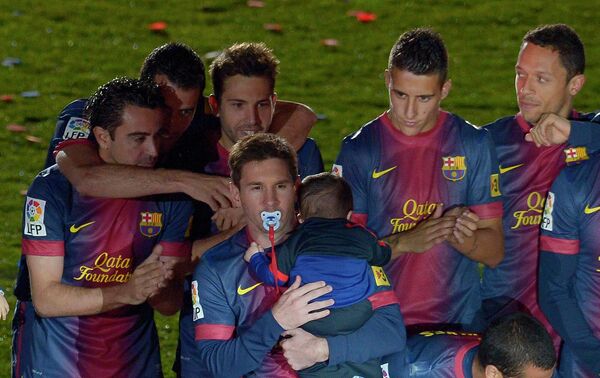 Messi ha ganado 10 campeonatos de España con el FC Barcelona, cuatro Ligas de Campeones de la UEFA, siete Copas de España, ocho Supercopas de España, tres Supercopas de Europa y tres Mundiales de Clubes.En la foto: Lionel Messi con su hijo Thiago en brazos después de que el FC Barcelona ganara la final del Campeonato de España 2013 contra el Valladolid. - Sputnik Mundo