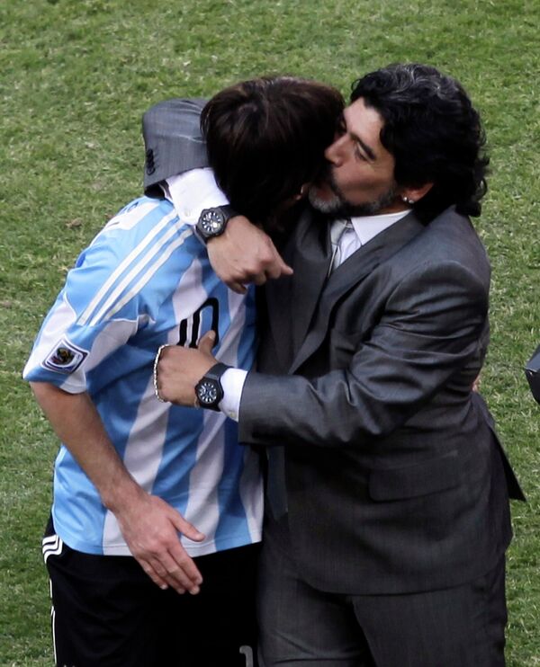 En la actualidad, Lionel Messi es el máximo goleador de la historia de los campeonatos de España, Barcelona y Argentina, de los que es capitán permanente desde junio de 2010.En la foto: Lionel Messi y el exseleccionador argentino Diego Maradona tras la victoria de Argentina contra Corea del Sur en la Copa del Mundo de 2010 en Johannesburgo, junio de 2010. - Sputnik Mundo