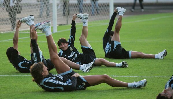 Los antepasados de Messi son italianos. Su padre era obrero en una acería y en su tiempo libre entrenaba al equipo de fútbol infantil de la ciudad.En la foto: la selección argentina de fútbol entrena antes de un partido amistoso con la selección rusa en Moscú, agosto de 2009. - Sputnik Mundo