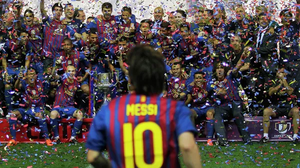 El jugador del Barcelona Lionel Messi y sus compañeros de equipo tras la final de la Copa del Rey contra el Athletic de Bilbao en el estadio Vicente Calderón de Madrid, España, 2021. - Sputnik Mundo