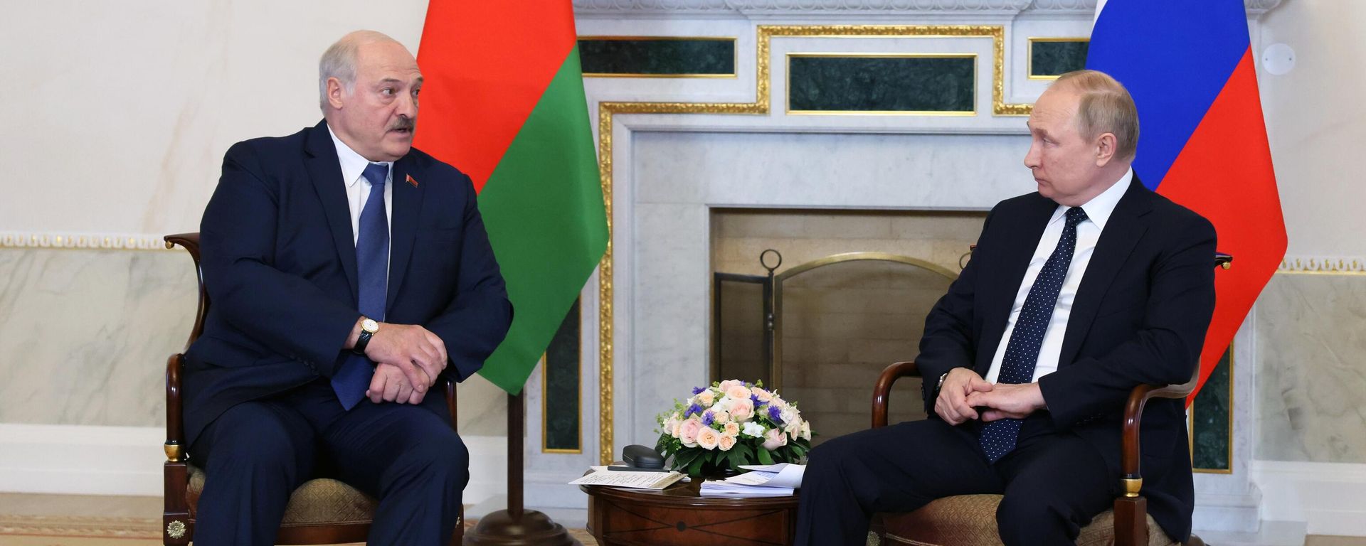 El presidente de Bielorrusia, Alexandr Lukashenko, se reúne con el presidente de Rusia, Vladímir Putin  - Sputnik Mundo, 1920, 25.06.2022