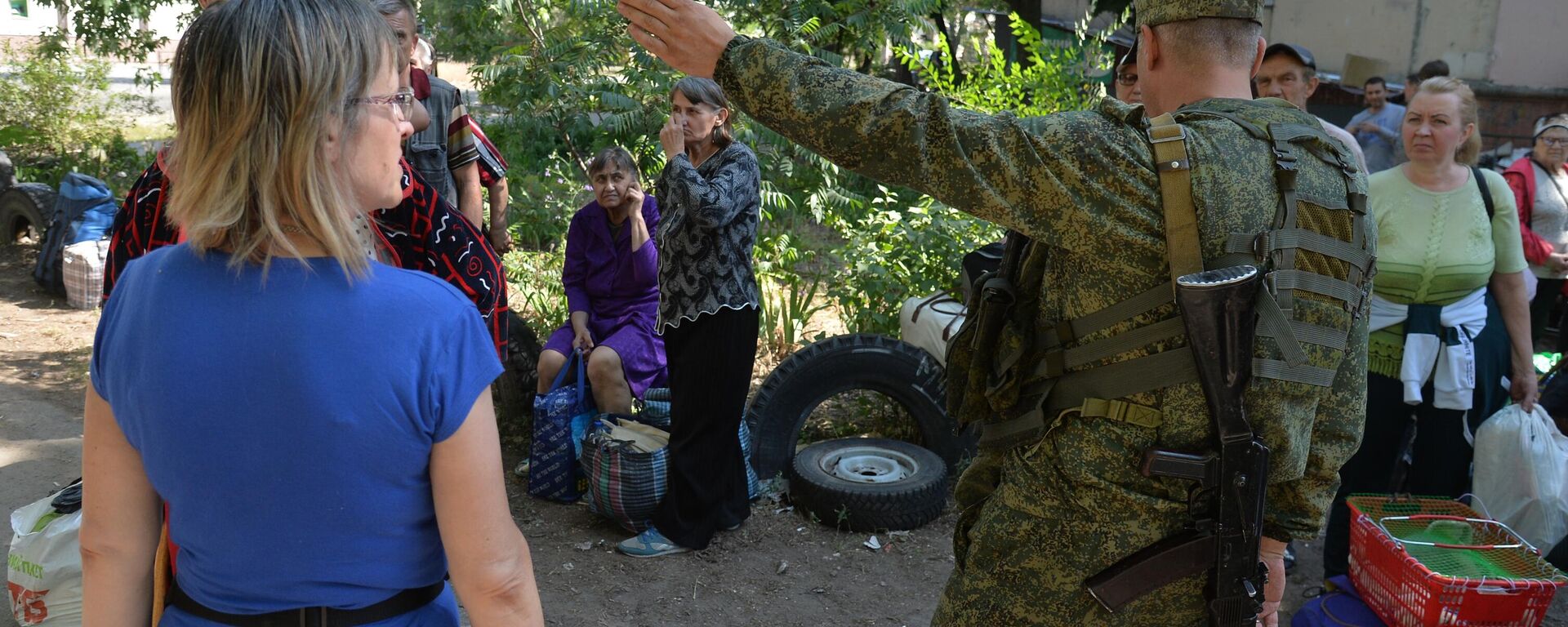 Soldados de Lugansk ayudan a evacuar civiles en Severodonetsk  - Sputnik Mundo, 1920, 25.06.2022