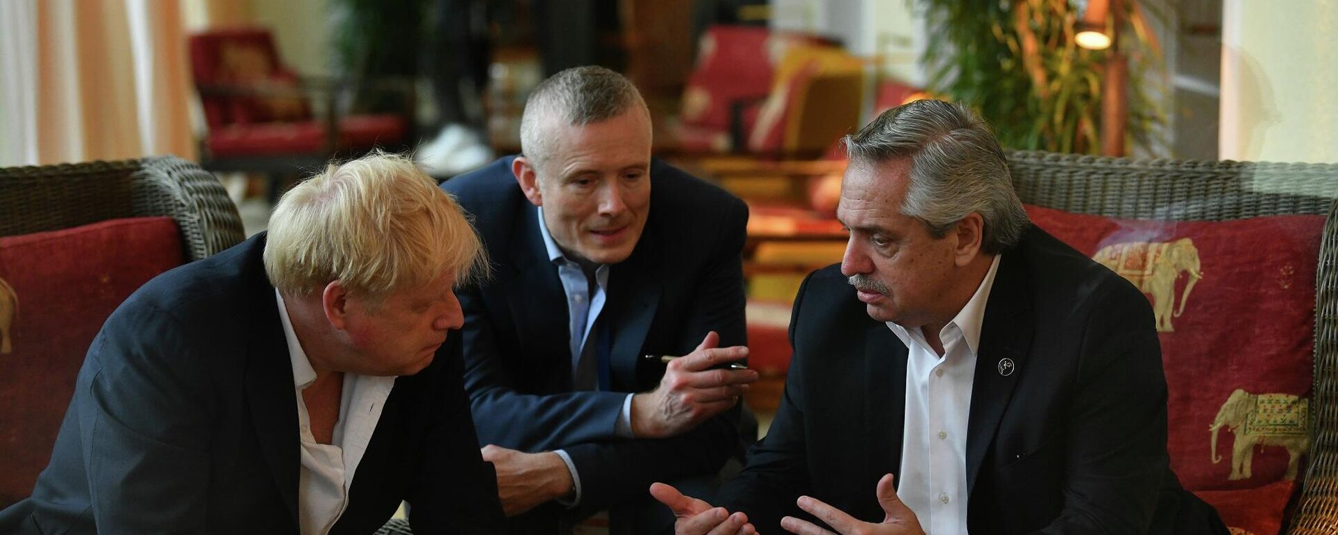 El primer ministro británico, Boris Johnson, y el presidente argentino, Alberto Fernández, reunidos durante la cumbre del G7 en Munich - Sputnik Mundo, 1920, 27.06.2022