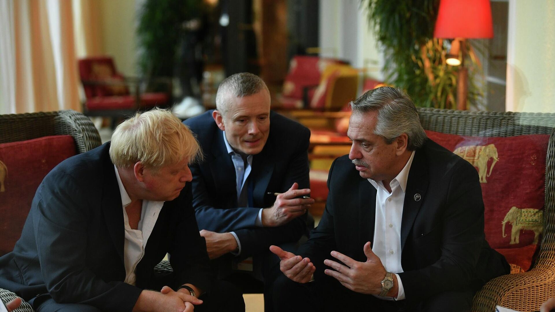 El primer ministro británico, Boris Johnson, y el presidente argentino, Alberto Fernández, reunidos durante la cumbre del G7 en Munich El primer ministro británico, Boris Johnson, y el presidente argentino, Alberto Fernández, reunidos durante la cumbre del G7 en Munich - Sputnik Mundo, 1920, 27.06.2022