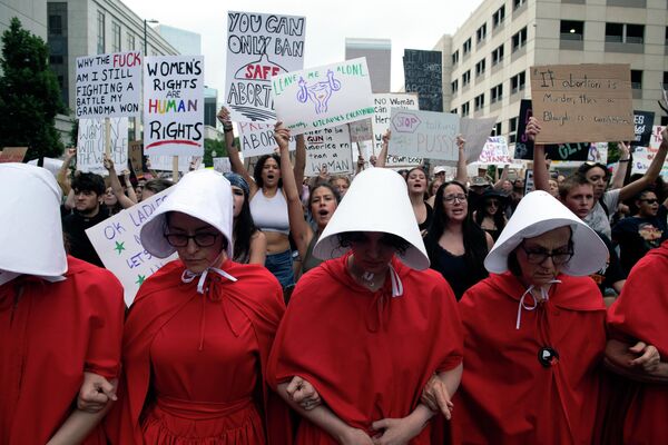 La abolición del derecho al aborto ha llevado a Estados Unidos a una nueva división.En la foto: así las manifestantes salieron a las calles de Denver, Colorado. La abolición del derecho al aborto ha llevado a Estados Unidos a una nueva división.En la foto: así las manifestantes salieron a las calles de Denver, Colorado. - Sputnik Mundo