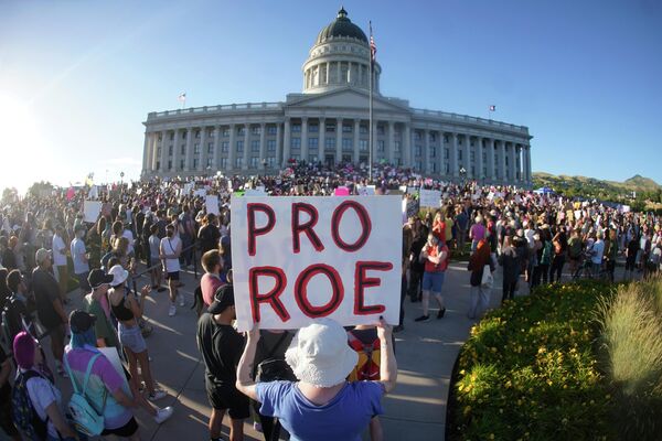 Millones de personas salieron a la calle tras la histórica decisión de la Corte Suprema de prohibir el aborto. El primer día de protestas terminó con disturbios en las ciudades estadounidenses desde Nueva York hasta Los Ángeles.En la foto: los manifestantes en las inmediaciones del Capitolio del estado de Utah, en Salt Lake City. Millones de personas salieron a la calle tras la histórica decisión de la Corte Suprema de prohibir el aborto. El primer día de protestas terminó con disturbios en las ciudades estadounidenses desde Nueva York hasta Los Ángeles.En la foto: los manifestantes en las inmediaciones del Capitolio del estado de Utah, en Salt Lake City. - Sputnik Mundo