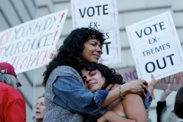 Desde las primeras horas de la mañana se puede ver a cientos de manifestantes descontentos en las calles.En la foto: una madre junto a su hija durante las protestas en San Francisco, California. Desde las primeras horas de la mañana se puede ver a cientos de manifestantes descontentos en las calles.En la foto: una madre junto a su hija durante las protestas en San Francisco, California. - Sputnik Mundo