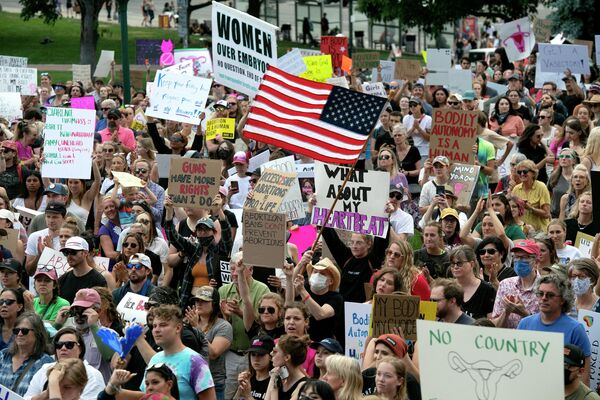 Cada día que pasa, las protestas se intensifican y el país parece sumirse en una guerra civil.En la foto: los manifestantes ante el Capitolio del estado de Colorado, en Denver. Cada día que pasa, las protestas se intensifican y el país parece sumirse en una guerra civil.En la foto: los manifestantes ante el Capitolio del estado de Colorado, en Denver. - Sputnik Mundo