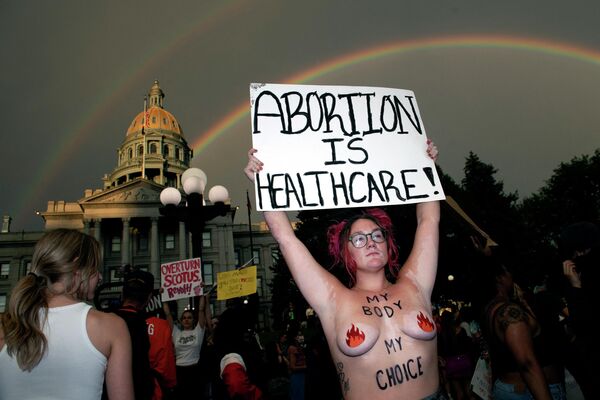 El 24 de junio, el Tribunal Supremo de EEUU había anulado una sentencia de 1973 del sonado caso Roe contra Wade, que había garantizado el derecho al aborto aeludiendo las restricciones gubernamentales.En la foto: así protestaron los manifestantes en Denver, Colorado. El 24 de junio, el Tribunal Supremo de EEUU había anulado una sentencia de 1973 del sonado caso Roe contra Wade, que había garantizado el derecho al aborto aeludiendo las restricciones gubernamentales.En la foto: así protestaron los manifestantes en Denver, Colorado. - Sputnik Mundo