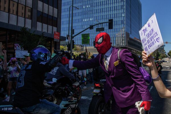 El derecho incondicional de las mujeres al aborto se ha considerado un logro indispensable de la democracia en Estados Unidos durante los últimos 50 años.En la foto: un manifestante en Los Ángeles, California, con una máscara de Spiderman. El derecho incondicional de las mujeres al aborto se ha considerado un logro indispensable de la democracia en Estados Unidos durante los últimos 50 años.En la foto: un manifestante en Los Ángeles, California, con una máscara de Spiderman. - Sputnik Mundo