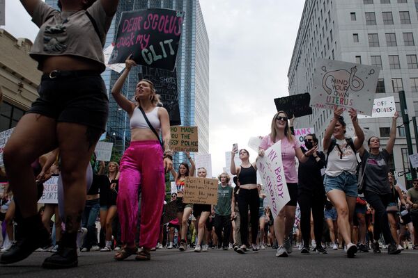 Tras la decisión del Tribunal Supremo, las autoridades estatales podrán prohibir de forma parcial o total el aborto en su territorio. Varios estados ya han ejercido este derecho.En la foto: cientos de manifestantes protestan en Denver, Colorado. Tras la decisión del Tribunal Supremo, las autoridades estatales podrán prohibir de forma parcial o total el aborto en su territorio. Varios estados ya han ejercido este derecho.En la foto: cientos de manifestantes protestan en Denver, Colorado. - Sputnik Mundo