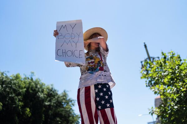 El caso Roe contra Wade es una decisión histórica del Tribunal Supremo de EEUU. En 1973 la corte decidió que el Estado no podía impedir que una mujer aborte hasta que el feto se haya formado. La sentencia se produjo después de que Jane Roe (seudónimo de Norma McCorvey) afirmara que había sido violada. El aborto era ilegal en el estado de Texas, donde ella vivía en ese momento. El acusado del caso era el fiscal del distrito Henry Wade.En la foto: una manifestante en Los Ángeles, California. El caso Roe contra Wade es una decisión histórica del Tribunal Supremo de EEUU. En 1973 la corte decidió que el Estado no podía impedir que una mujer aborte hasta que el feto se haya formado. La sentencia se produjo después de que Jane Roe (seudónimo de Norma McCorvey) afirmara que había sido violada. El aborto era ilegal en el estado de Texas, donde ella vivía en ese momento. El acusado del caso era el fiscal del distrito Henry Wade.En la foto: una manifestante en Los Ángeles, California. - Sputnik Mundo