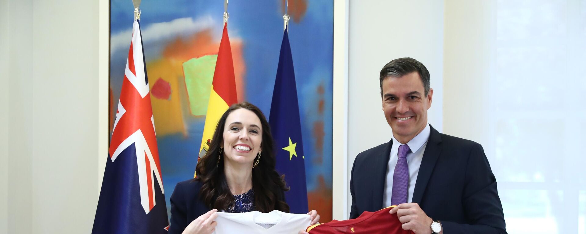 La primera ministra de Nueva Zelanda, Jacinda Ardernel, y el presidente del Gobierno de España, Pedro Sánchez - Sputnik Mundo, 1920, 28.06.2022