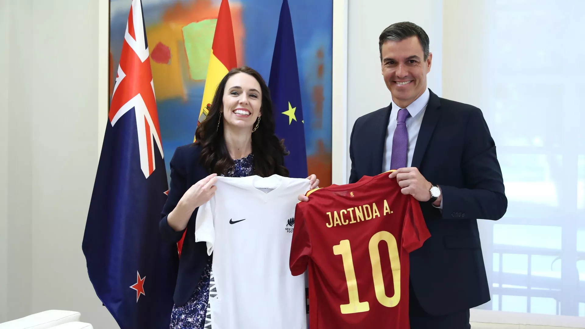La primera ministra de Nueva Zelanda, Jacinda Ardernel, y el presidente del Gobierno de España, Pedro Sánchez