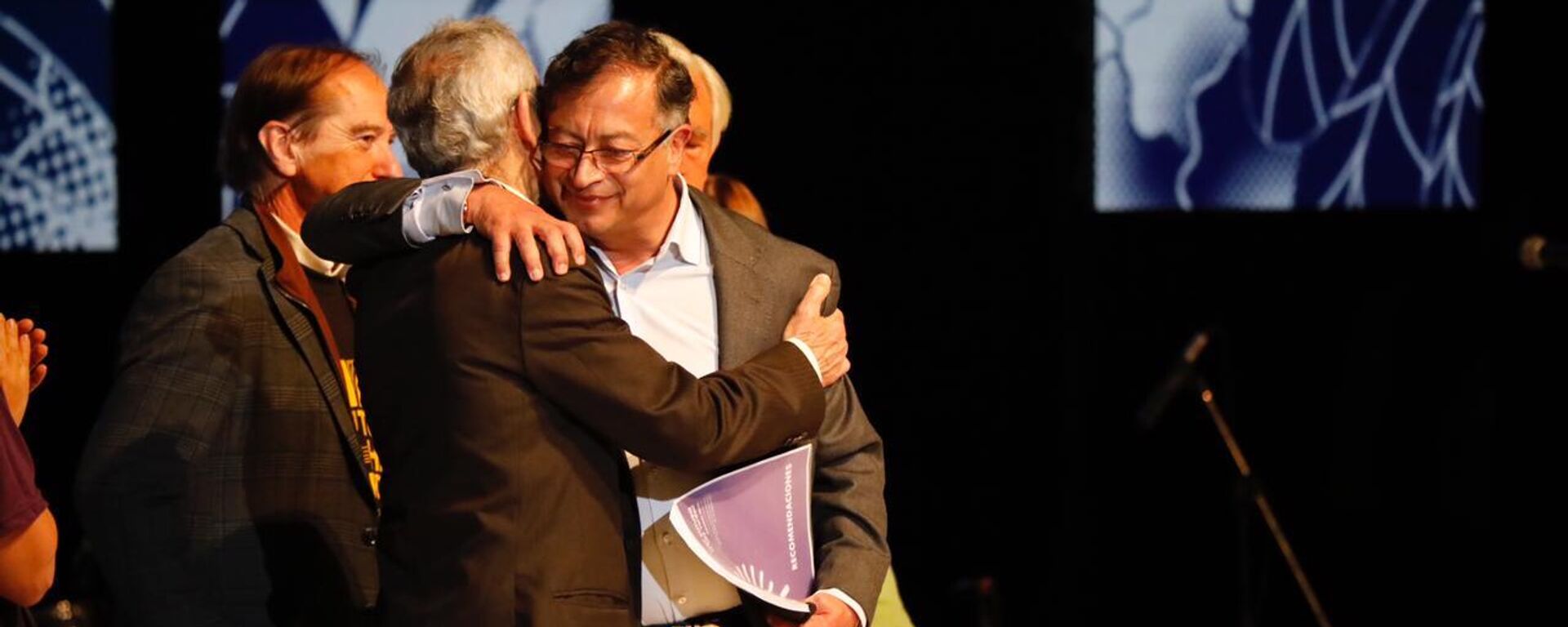 Gustavo Petro, presidente electo, abraza a Francisco de Roux, presidente de la Comisión - Sputnik Mundo, 1920, 03.08.2022