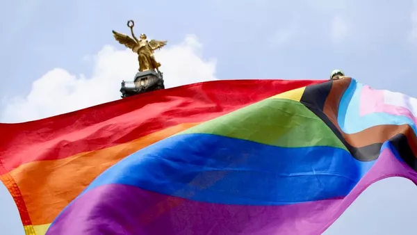 Bandera LGBTI con la Victoria Alada de la Ciudad de México - Sputnik Mundo