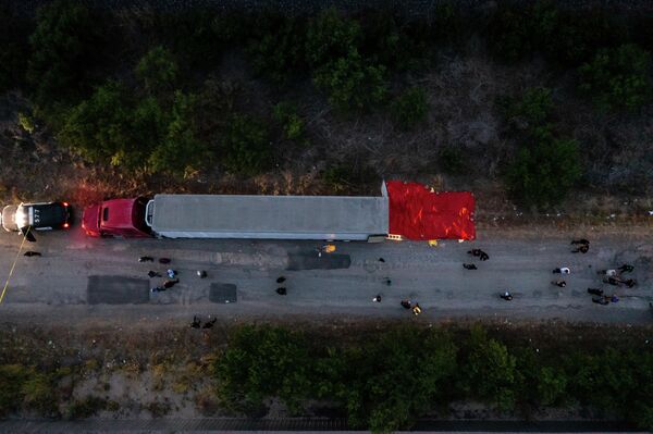 Un camión de 18 ruedas abandonado con una espantosa carga estaba aparcado en una manzana de la carretera de Quintana, junto a las vías del tren. Un obrero escuchó un grito de auxilio desde un edificio cercano. Al acercarse al remolque, se asomó a la carrocería entreabierta y vio &quot;montones de cuerpos&quot; en ella. - Sputnik Mundo