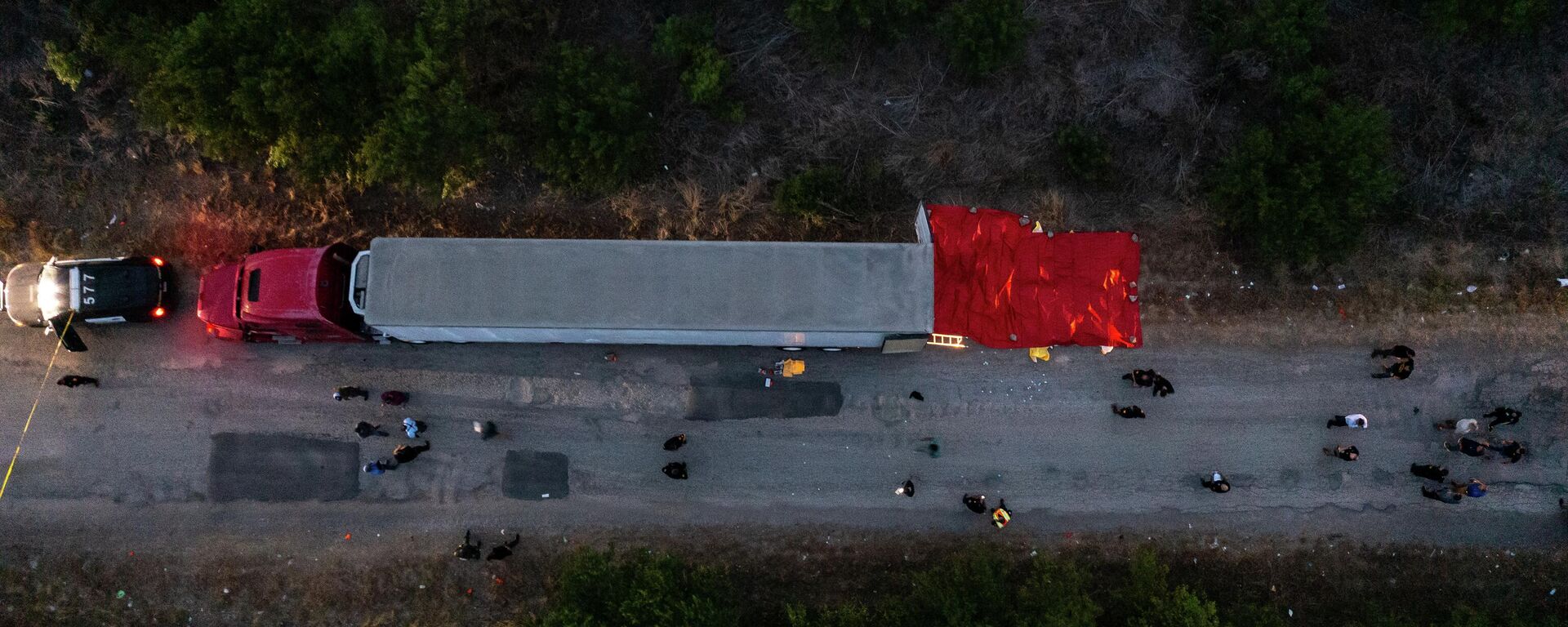Аgentes de policía ante un remolque con migrantes muertos en un suburbio de San Antonio - Sputnik Mundo, 1920, 29.06.2022
