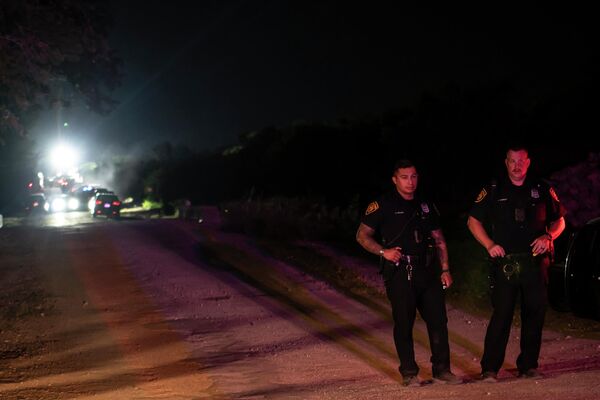 El 27 de junio se encontraron un camión y su remolque con decenas de cadáveres de migrantes en un suburbio de San Antonio, Texas, Estados Unidos. Según la versión preliminar, todos ellos habían llegado de México y murieron por sobrecalentamiento y falta de oxígeno. Se está investigando lo ocurrido. - Sputnik Mundo