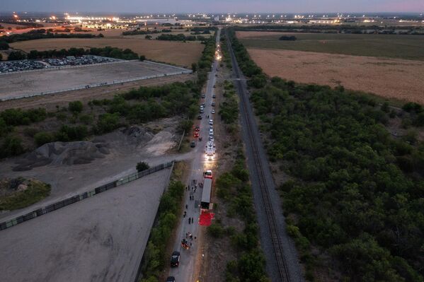 &quot;Los pacientes que vimos estaban calientes al tacto... no había señales de agua en el vehículo ni aire acondicionado visible en el interior&quot;, dijo el jefe de bomberos de San Antonio, Charles Hood.En la foto: agentes de policía ante un remolque con migrantes muertos en un suburbio de San Antonio. - Sputnik Mundo