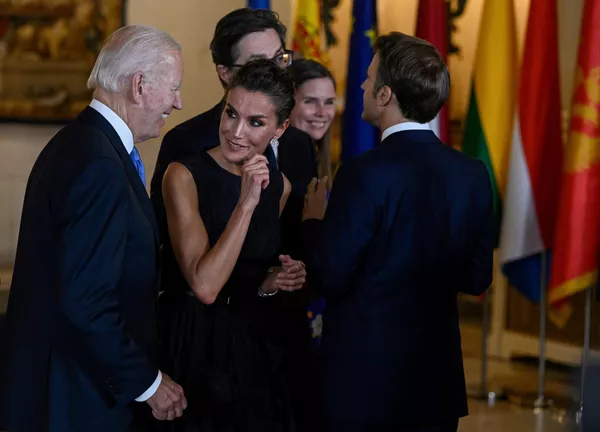 El menú de la cena fue elaborado por el chef madrileño Paco Roncero. La lista de entrantes incluía una docena de aperitivos, y el plato principal era merluza con salsa menier, tapioca y huevas de trucha.En la foto: el presidente de Estados Unidos, Joe Biden, habla con la reina Letizia, esposa del rey de España, antes de una cena de celebración en la residencia oficial de los reyes de España en Madrid. El menú de la cena fue elaborado por el chef madrileño Paco Roncero. La lista de entrantes incluía una docena de aperitivos, y el plato principal era merluza con salsa menier, tapioca y huevas de trucha.En la foto: el presidente de Estados Unidos, Joe Biden, habla con la reina Letizia, esposa del rey de España, antes de una cena de celebración en la residencia oficial de los reyes de España en Madrid. - Sputnik Mundo