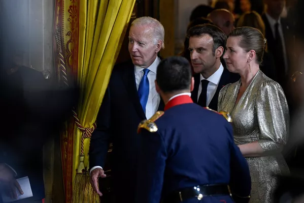 En la noche del 28 de junio los participantes en la cumbre de la OTAN celebrada en Madrid llegaron a una cena de gala en la residencia oficial de los reyes de España.En la foto: el presidente estadounidense Joe Biden, el presidente francés Emmanuel Macron y la primera ministra danesa Mette Frederiksen llegan a una cena de gala en la residencia oficial de los reyes de España en Madrid. En la noche del 28 de junio los participantes en la cumbre de la OTAN celebrada en Madrid llegaron a una cena de gala en la residencia oficial de los reyes de España.En la foto: el presidente estadounidense Joe Biden, el presidente francés Emmanuel Macron y la primera ministra danesa Mette Frederiksen llegan a una cena de gala en la residencia oficial de los reyes de España en Madrid. - Sputnik Mundo