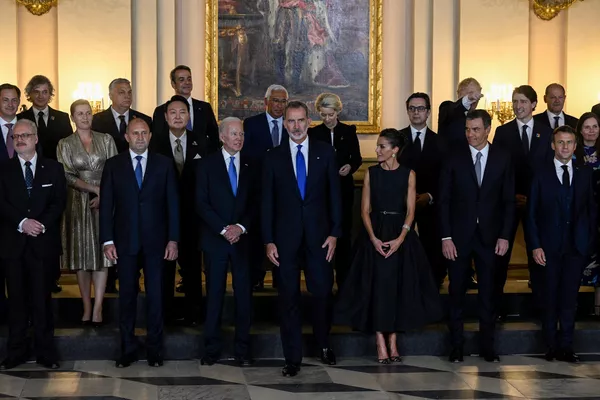 Tras los saludos, los invitados se dirigieron al salón con columnas para disfrutar de un aperitivo. También se hicieron fotos de grupo de los participantes en la cena. Tras los saludos, los invitados se dirigieron al salón con columnas para disfrutar de un aperitivo. También se hicieron fotos de grupo de los participantes en la cena. - Sputnik Mundo