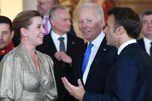 La cena real comenzó a las 20:30 en el lujoso comedor delantero.En la foto: la primera ministra danesa, Mette Frederiksen, el presidente estadounidense, Joe Biden, y el presidente francés, Emmanuel Macron, tras fotografiarse antes de la cena de celebración en la residencia oficial de los reyes de España en Madrid. La cena real comenzó a las 20:30 en el lujoso comedor delantero.En la foto: la primera ministra danesa, Mette Frederiksen, el presidente estadounidense, Joe Biden, y el presidente francés, Emmanuel Macron, tras fotografiarse antes de la cena de celebración en la residencia oficial de los reyes de España en Madrid. - Sputnik Mundo