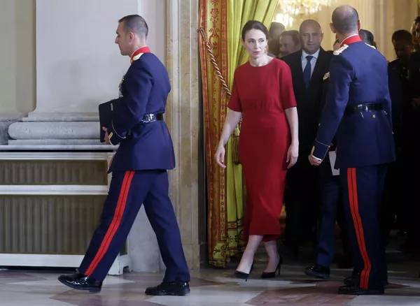 Según los medios de comunicación, los dirigentes tuvieron que "subir una larga escalera de granito" para llegar a la recepción, donde les esperaba la pareja real.En la foto: la primera ministra de Nueva Zelanda, Jacinda Ardern, llega a una cena de celebración en la residencia oficial de los reyes de España en Madrid. Según los medios de comunicación, los dirigentes tuvieron que "subir una larga escalera de granito" para llegar a la recepción, donde les esperaba la pareja real.En la foto: la primera ministra de Nueva Zelanda, Jacinda Ardern, llega a una cena de celebración en la residencia oficial de los reyes de España en Madrid. - Sputnik Mundo