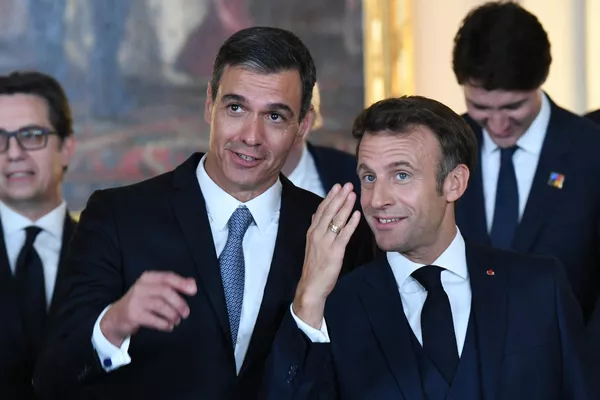 El presidente del Gobierno español, Pedro Sánchez, a la izquierda, y el presidente francés, Emmanuel Macron, tras fotografiarse antes de la cena de gala en la residencia oficial de los reyes de España en Madrid. El presidente del Gobierno español, Pedro Sánchez, a la izquierda, y el presidente francés, Emmanuel Macron, tras fotografiarse antes de la cena de gala en la residencia oficial de los reyes de España en Madrid. - Sputnik Mundo
