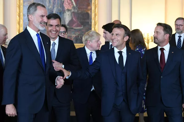 El rey Felipe VI de España (izquierda), el presidente del Gobierno español Pedro Sánchez (2.º por la izquierda) y el presidente de Francia Emmanuel Macron antes de la cena de gala en la residencia real oficial de Madrid. El rey Felipe VI de España (izquierda), el presidente del Gobierno español Pedro Sánchez (2.º por la izquierda) y el presidente de Francia Emmanuel Macron antes de la cena de gala en la residencia real oficial de Madrid. - Sputnik Mundo