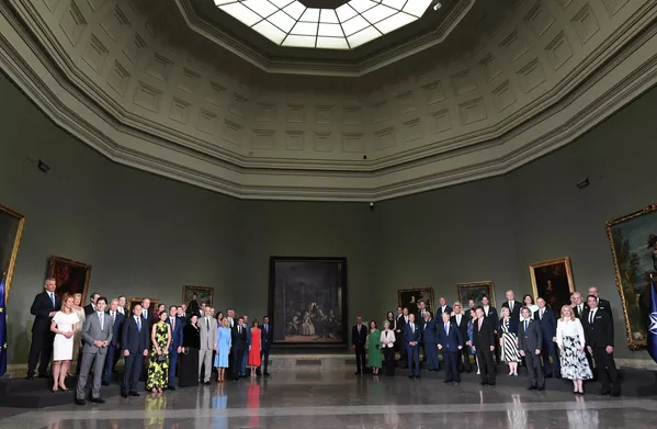 Los líderes de la OTAN posaron a ambos lados de la joya de la colección del museo, el cuadro de las Meninas de Diego Velázquez. Los líderes de la OTAN posaron a ambos lados de la joya de la colección del museo, el cuadro de las Meninas de Diego Velázquez. - Sputnik Mundo