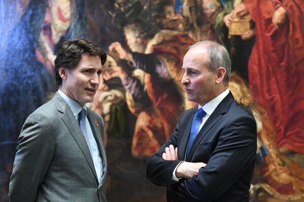 De camino a la sala donde se iba a celebrar la cena, los invitados pudieron admirar las mayores obras de arte.En la foto: el primer ministro canadiense Justin Trudeau (izquierda) y el primer ministro irlandés Micheal Martin en el Museo del Prado de Madrid. - Sputnik Mundo