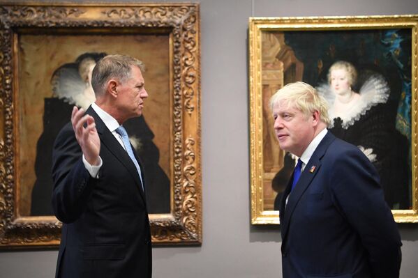 Antes del banquete en uno de los museos más famosos de España, los líderes de la OTAN mantuvieron conversaciones distendidas.En la foto: el presidente rumano Klaus Werner Iohannis habla con el primer ministro británico Boris Johnson. - Sputnik Mundo