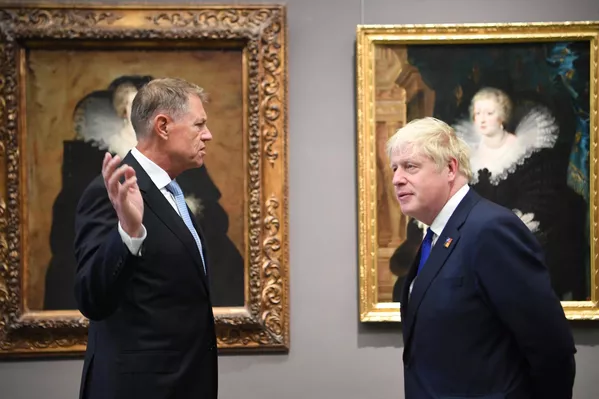 Antes del banquete en uno de los museos más famosos de España, los líderes de la OTAN mantuvieron conversaciones distendidas.En la foto: el presidente rumano Klaus Werner Iohannis habla con el primer ministro británico Boris Johnson. Antes del banquete en uno de los museos más famosos de España, los líderes de la OTAN mantuvieron conversaciones distendidas.En la foto: el presidente rumano Klaus Werner Iohannis habla con el primer ministro británico Boris Johnson. - Sputnik Mundo