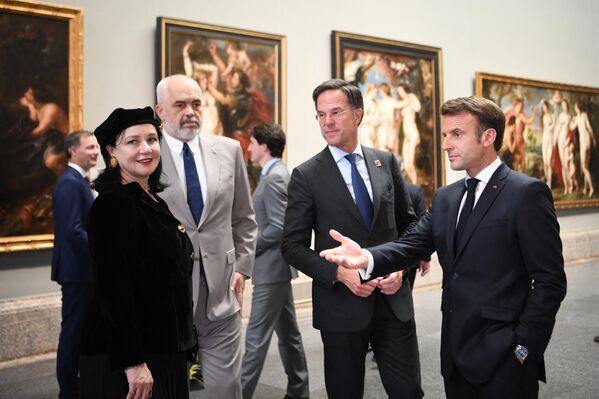 El segundo día de la cumbre de la OTAN en Madrid terminó con una cena de gala. Esta vez los participantes se reunieron en el Museo del Prado. El memorable momento fue capturado en una foto compartida. Una orquesta también tocó para los dignatarios.En la foto: el presidente francés Emmanuel Macron (derecha), el primer ministro danés Mark Rutte (segundo por la derecha), el primer ministro albanés Edi Rama (segundo por la izquierda) y su esposa Linda Rama en el Museo del Prado de Madrid (España). - Sputnik Mundo