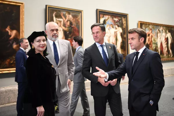 El segundo día de la cumbre de la OTAN en Madrid terminó con una cena de gala. Esta vez los participantes se reunieron en el Museo del Prado. El memorable momento fue capturado en una foto compartida. Una orquesta también tocó para los dignatarios.En la foto: el presidente francés Emmanuel Macron (derecha), el primer ministro danés Mark Rutte (segundo por la derecha), el primer ministro albanés Edi Rama (segundo por la izquierda) y su esposa Linda Rama en el Museo del Prado de Madrid (España). El segundo día de la cumbre de la OTAN en Madrid terminó con una cena de gala. Esta vez los participantes se reunieron en el Museo del Prado. El memorable momento fue capturado en una foto compartida. Una orquesta también tocó para los dignatarios.En la foto: el presidente francés Emmanuel Macron (derecha), el primer ministro danés Mark Rutte (segundo por la derecha), el primer ministro albanés Edi Rama (segundo por la izquierda) y su esposa Linda Rama en el Museo del Prado de Madrid (España). - Sputnik Mundo