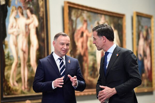 El secretario general de la OTAN, Jens Stoltenberg, alabó la organización &quot;perfecta, impecable y excelente&quot; de la cumbre, que finaliza el 30 de junio.En la foto: el presidente polaco Andrzej Duda y el primer ministro danés Mark Rutte en el Museo del Prado de Madrid. - Sputnik Mundo