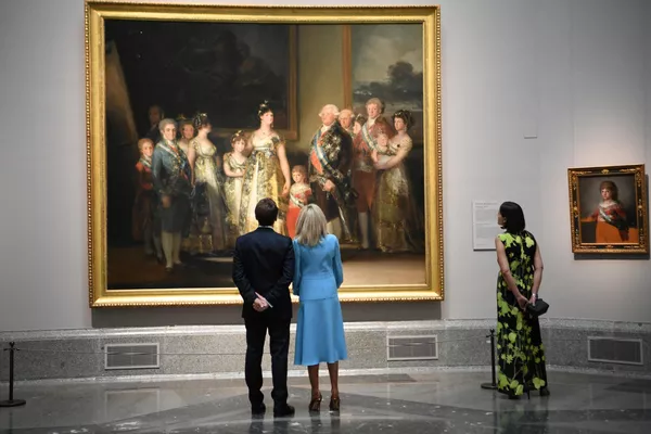 El Museo Nacional del Prado es uno de los mayores museos de bellas artes de Europa. Es uno de los 20 museos de arte más visitados del mundo. Junto con el Museo Thyssen-Bornemisza y el Centro de Arte Reina Sofía, forma parte del Triángulo de Oro de las Artes de Madrid, que fue designado Patrimonio de la Humanidad por la Unesco en 2021.En la foto: el presidente francés Emmanuel Macron con su esposa Brigitte en el Museo del Prado de Madrid. El Museo Nacional del Prado es uno de los mayores museos de bellas artes de Europa. Es uno de los 20 museos de arte más visitados del mundo. Junto con el Museo Thyssen-Bornemisza y el Centro de Arte Reina Sofía, forma parte del Triángulo de Oro de las Artes de Madrid, que fue designado Patrimonio de la Humanidad por la Unesco en 2021.En la foto: el presidente francés Emmanuel Macron con su esposa Brigitte en el Museo del Prado de Madrid. - Sputnik Mundo