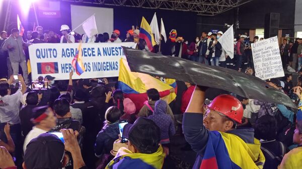 Familias indígenas y vecinos de Quito celebran en las calles de la capital el fin del paro nacional - Sputnik Mundo