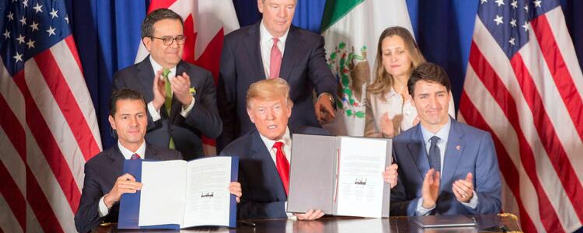 Firma del T-MEC entre los expresidentes de México y Estados Unidos, Enrique Peña Nieto y Donald Trump, y el actual mandatario de Canadá, Justin Trudeau, en 2018.  - Sputnik Mundo, 1920, 15.08.2022