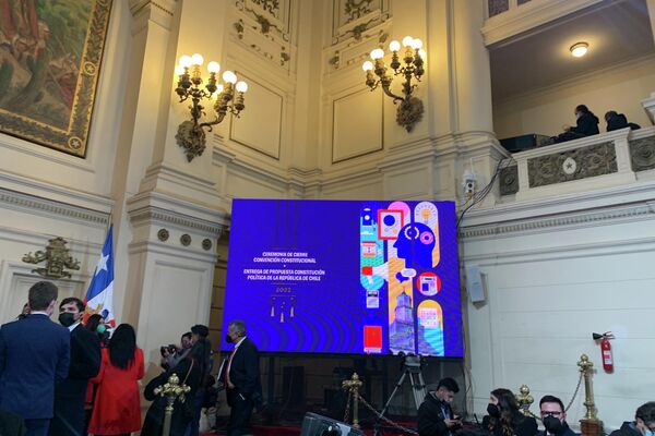 Convención constitucional de Chile entregó la propuesta de nueva Constitución de Chile - Sputnik Mundo