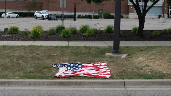 Una bandera estadounidense después del tiroteo ocurrido en Highland Park en el Día de la Independencia de EEUU, el 4 de julio de 2022 - Sputnik Mundo