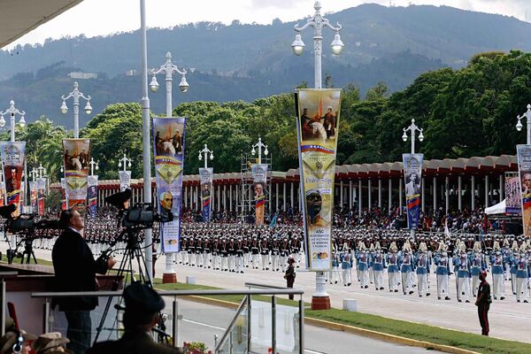 Máxima alerta, pidió el presidente Maduro a los soldados venezolanos en el Día de la Independencia - Sputnik Mundo