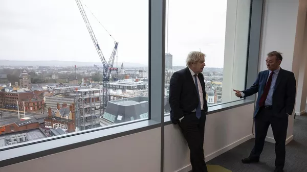 El primer ministro del Reino Unido, Boris Johnson, y el exsecretario de Estado para Gales, Simon Hart (archivo) - Sputnik Mundo