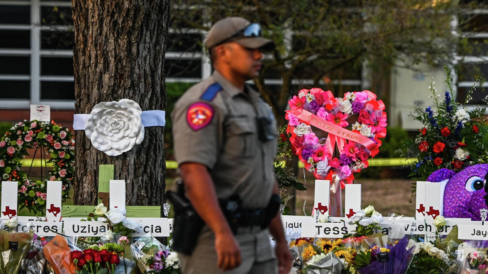 Un oficial de policía afuera de la escuela primaria Robb en Uvalde, Texas, donde murieron 19 niños y dos profesoras a causa de un tiroteo - Sputnik Mundo, 1920, 07.07.2022
