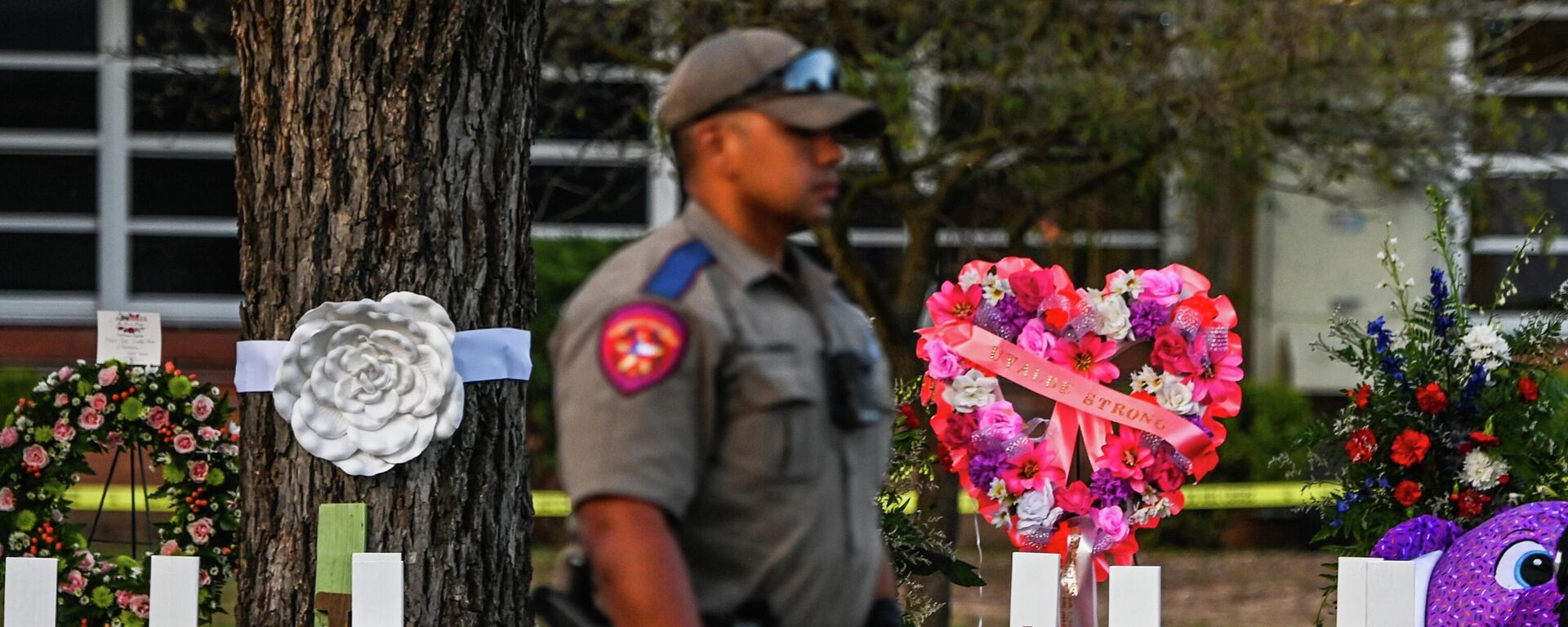 Un oficial de policía afuera de la escuela primaria Robb en Uvalde, Texas, donde murieron 19 niños y dos profesoras a causa de un tiroteo Un oficial de policía afuera de la escuela primaria Robb en Uvalde, Texas, donde murieron 19 niños y dos profesoras a causa de un tiroteo - Sputnik Mundo, 1920, 07.07.2022