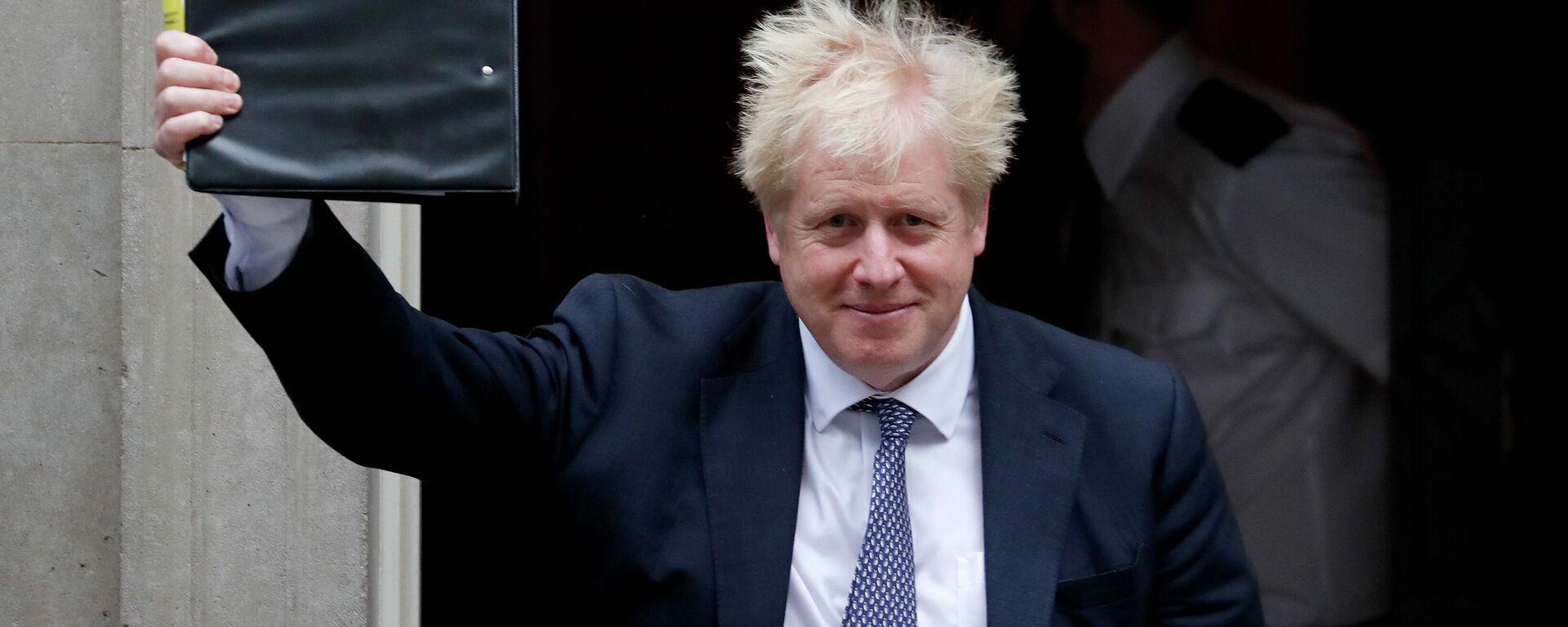 El primer ministro británico, Boris Johnson, en el exterior de su residencia de Downing Street El primer ministro británico, Boris Johnson, en el exterior de su residencia de Downing Street - Sputnik Mundo, 1920, 07.07.2022