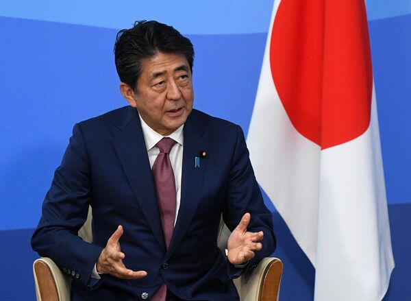 En Moscú, Shinzo Abe era considerado el primer ministro más prorruso de Japón, pero a pesar de sus numerosos contactos con Vladímir Putin, la cuestión de las islas Kuriles nunca se resolvió durante su mandato.En la foto: el primer ministro japonés, Shinzo Abe, se reúne con el presidente ruso, Vladímir Putin, al margen del Foro Económico Oriental - 2019 en Vladivostok, Rusia, el 5 de septiembre de 2019. - Sputnik Mundo